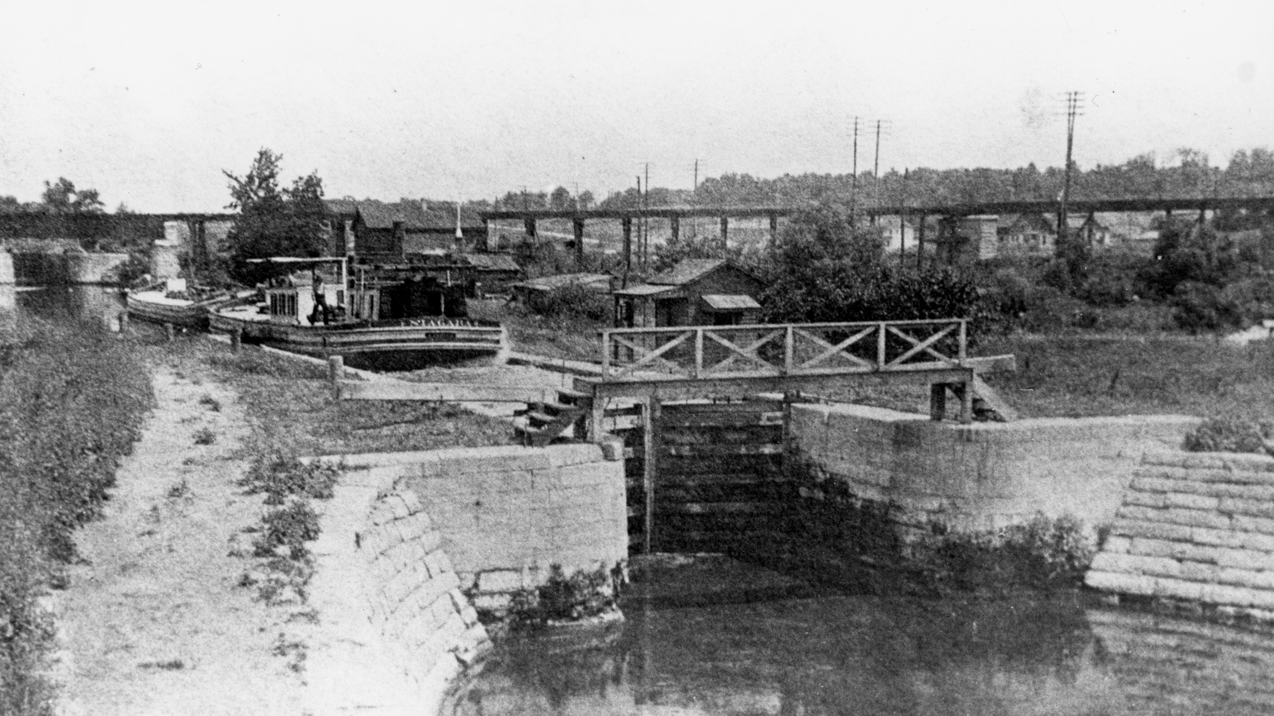 Old black and white photo of Niagra between locks 3 and 4, Lockport, New York.